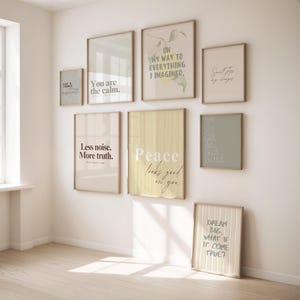 Op de afbeelding: Een verzameling ingelijste kunstprints met inspirerende citaten. De prints hebben verschillende kleuren, waaronder beige, groen en geel, met teksten als "You are the calm" en "Peace looks good on you". De frames zijn lichtbruin.