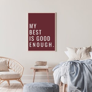 Może przedstawiać: Granatowy plakat z białym tekstem, kt&oacute;ry brzmi "My best is good enough." Plakat wisi na białej ścianie w sypialni. Jest tam wiklinowe krzesło z białym poduszką, drewniany stolik z książkami i wiklinowym koszem oraz ł&oacute;żko z biało-szarym wzorzystym kocem i niebieskim narzutem.