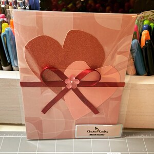 Cartão de felicitações em branco com corações rosa (dia dos namorados, dia das mães, aniversário)