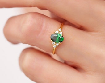 14K Gold Oval Cut Emerald Ring with Diamonds, Personalized Birthstone Ring, Anniversary Gift for Her, Costum Grandma Ring, Mother Ring