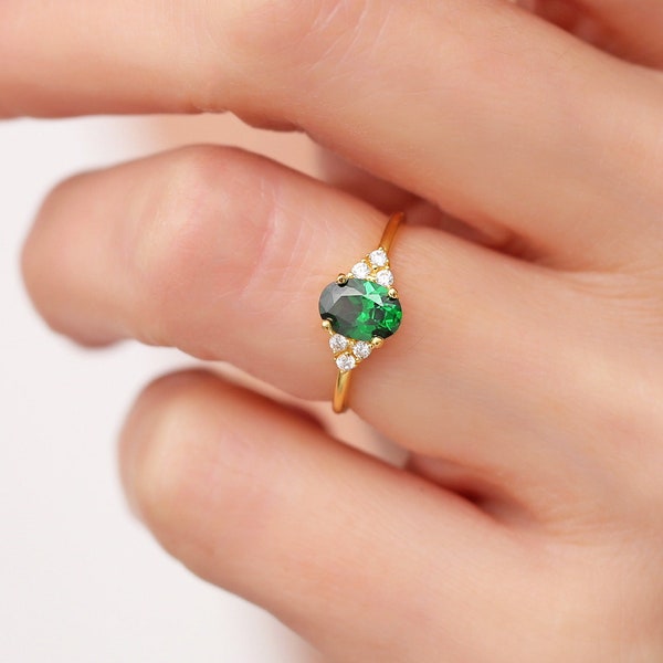 14K Gold Oval Cut Emerald Ring with Diamonds, Personalized Birthstone Ring, Anniversary Gift for Her, Costum Grandma Ring, Mother Ring