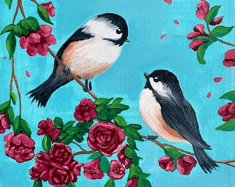 Könnte beinhalten: Ein Gemälde von zwei Kohlmeisen, die auf einem Ast mit rosa Blüten sitzen. Die Vögel sind realistisch gemalt mit detaillierten Federn und leuchtenden Farben. Der Hintergrund ist hellblau.
