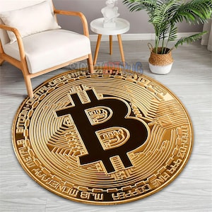 Puede incluir: Una alfombra redonda con un diseño de Bitcoin dorado. La alfombra presenta un gran símbolo de Bitcoin en el centro, rodeado de texto y patrones intrincados de circuitos. La alfombra está sobre un suelo de madera clara.