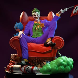 Puede incluir: Figura detallada del Joker sentado en un sillón rojo. Viste un traje morado, chaleco verde y pajarita naranja. El Joker sostiene una bandera con la inscripción "BANG" y está rodeado de accesorios, incluyendo una bomba y un murciélago de peluche.