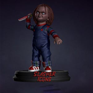 Könnte beinhalten: Chucky-Puppenfigur mit Messer, trägt blaue Latzhose, gestreiftes Hemd und rot-weiße Turnschuhe. Die Figur steht auf einem schwarzen Sockel mit dem Text "SLASHER ICONS".