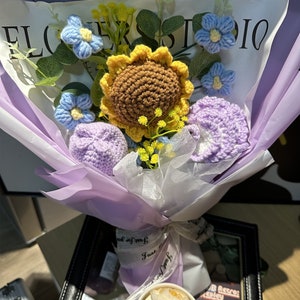 Bouquet di girasoli fatto a mano all'uncinetto per anniversario/compleanno/San Valentino, bouquet lavorato a maglia, biglietto d'auguri all'interno, regalo per la mamma