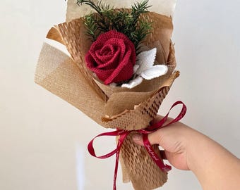 Ramo de rosas rojas de crochet con hojas blancas: un arreglo floral artesanal para aniversarios, cumpleaños y San Valentín.