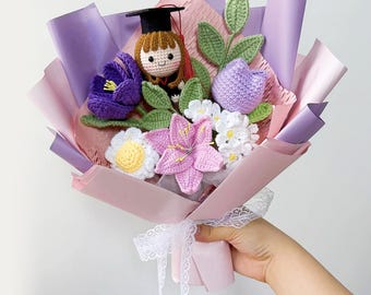 Ramo de graduación de ganchillo: Muñeca y flores de graduación tejidas a mano personalizadas