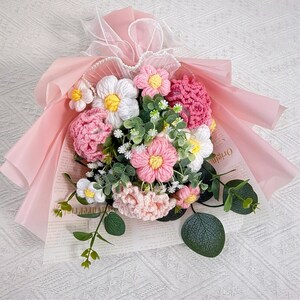 Gehäkelter Nelkenstrauß: Handgefertigtes Blumengeschenk für Mama Bild 4