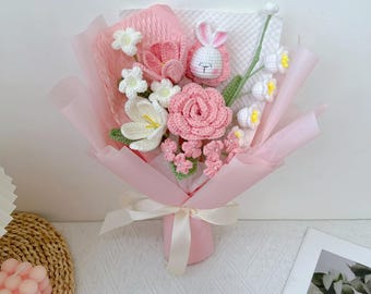 Ramo de flores de crochet hecho a mano con conejito de crochet