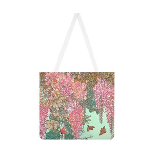 Può includere: Una borsa tote bianca con un design floreale con glicini rosa e farfalle arancioni. La borsa ha manici bianchi e uno sfondo verde chiaro. Il motivo floreale è dettagliato e artistico.
