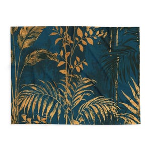 Può includere: Una coperta rettangolare con uno sfondo blu ottanio profondo caratterizzato da una finitura testurizzata e usurata. La superficie è decorata con un motivo botanico ripetitivo di foglie di palma e rami sottili in stampa giallo oro.