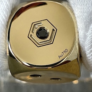 18K Gold Dice with 21 Black Diamonds in 750 Solid Gold and in Hand - Würfel aus 18 Karat Gold mit 21 schwarzen Diamanten, vollmassiv, in der Hand.