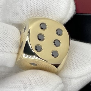 18K Gold Dice with 21 Black Diamonds in 750 Solid Gold and in Hand - Würfel aus 18 Karat Gold mit 21 schwarzen Diamanten, vollmassiv, in der Hand.