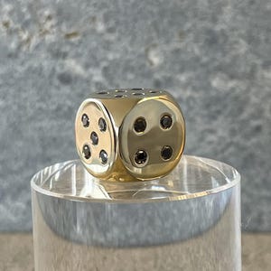 18K Gold Dice with 21 Black Diamonds in 750 Solid Gold on Pillar - Würfel aus 18 Karat Gold mit 21 schwarzen Diamanten, vollmassiv, auf Podest.
