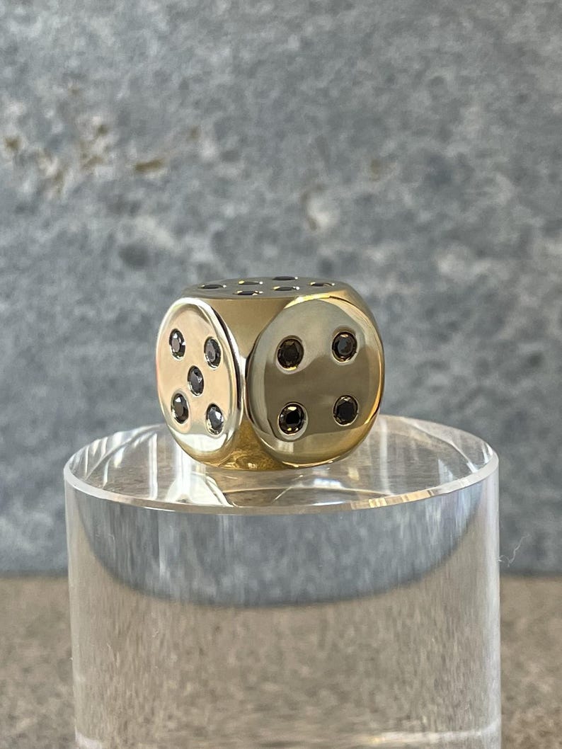 18K Gold Dice with 21 Black Diamonds in 750 Solid Gold on Pillar - Würfel aus 18 Karat Gold mit 21 schwarzen Diamanten, vollmassiv, auf Podest.