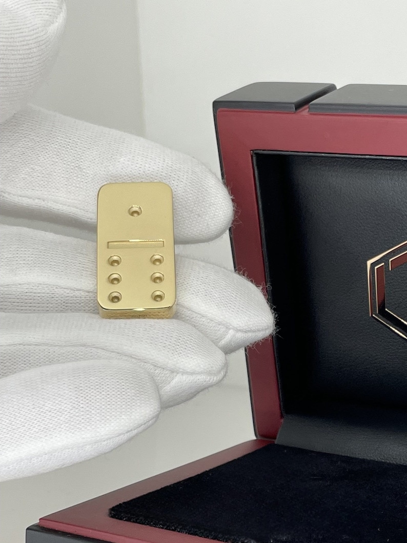 18K Gold Domino in Solid 750 Gold with no, 1 and 6 in Hand - Dominostein aus 18 Karat Gold mit den Augen 1 und 6 in der Hand.