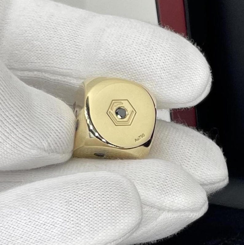 18K Gold Dice with 21 Black Diamonds in 750 Solid Gold and in Hand - Würfel aus 18 Karat Gold mit 21 schwarzen Diamanten, vollmassiv, in der Hand.
