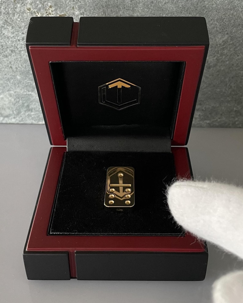 18k Gold Domino