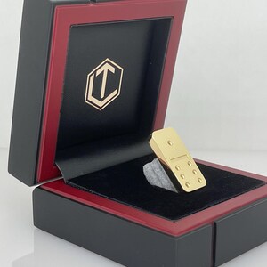 18K Gold Domino in Solid 750 Gold in Black Case - Dominostein aus 18 Karat Gold im schwarzen Etui.