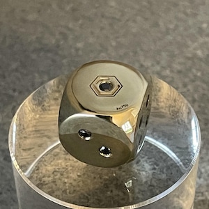 18K Gold Dice with 21 Black Diamonds in 750 Solid Gold on Pillar - Würfel aus 18 Karat Gold mit 21 schwarzen Diamanten, vollmassiv, auf Podest.