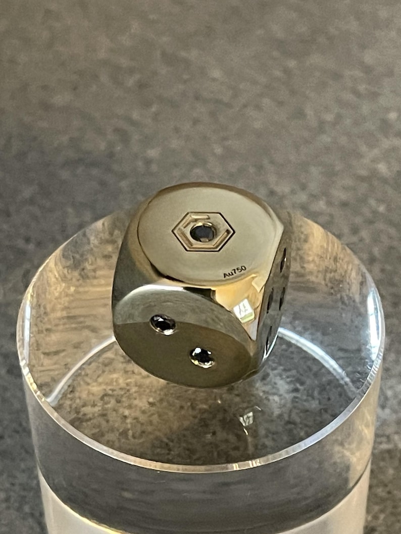18K Gold Dice with 21 Black Diamonds in 750 Solid Gold on Pillar - Würfel aus 18 Karat Gold mit 21 schwarzen Diamanten, vollmassiv, auf Podest.