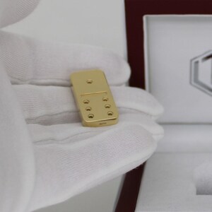 18K Gold Domino in Solid 750 Gold in Hand - Dominostein aus 18 Karat Gold auf der Hand.