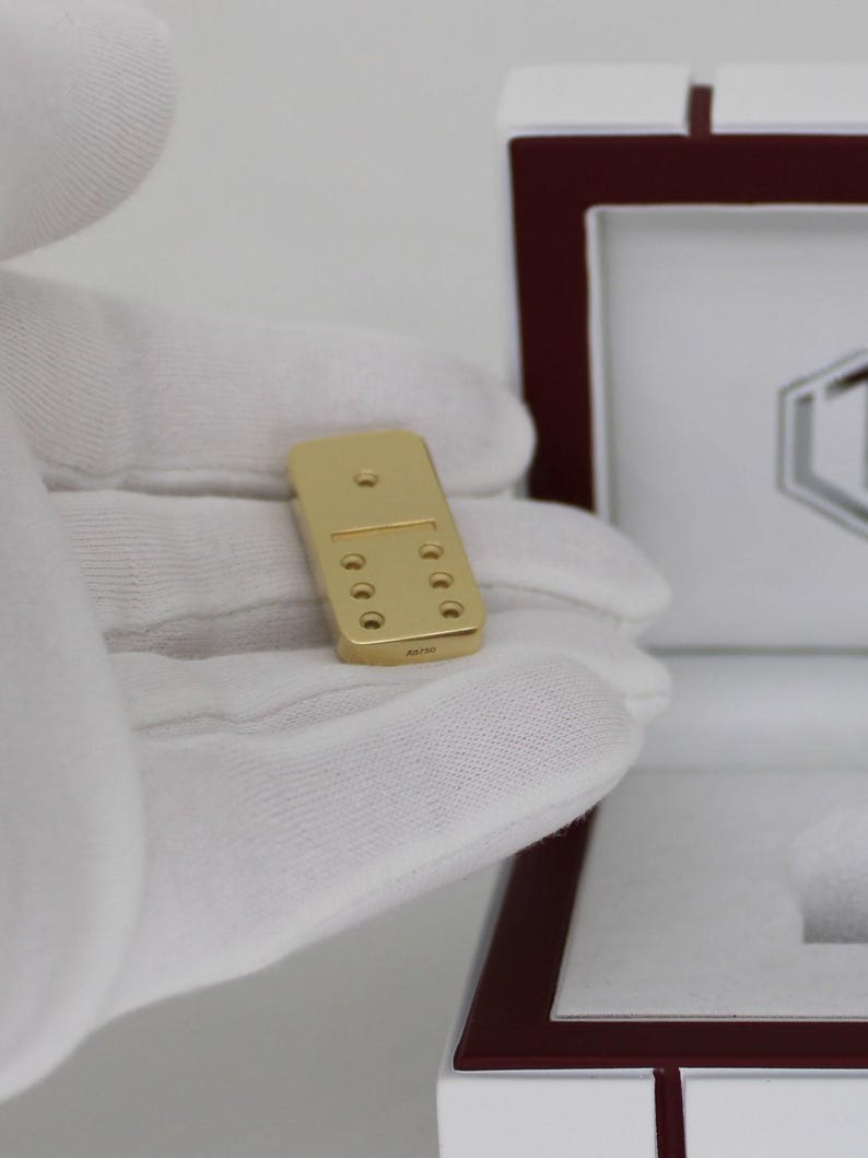 18K Gold Domino in Solid 750 Gold in Hand - Dominostein aus 18 Karat Gold auf der Hand.