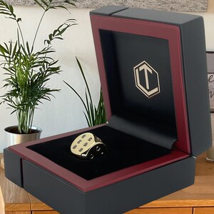 18K Gold Dice with 21 Black Diamonds in 750 Solid Gold in Black Case - Würfel aus 18 Karat Gold mit 21 schwarzen Diamanten, vollmassiv, im schwarzen Etui.