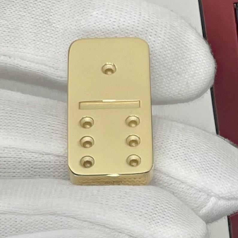 18K Gold Domino in Solid 750 Gold with no, 1 and 6 in Hand - Dominostein aus 18 Karat Gold mit den Augen 1 und 6 in der Hand.