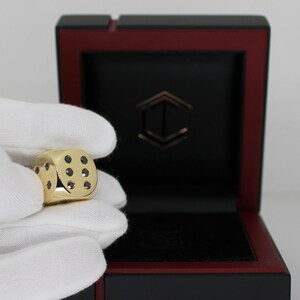 18K Gold Dice with 21 Black Diamonds in 750 Solid Gold and in Hand - Würfel aus 18 Karat Gold mit 21 schwarzen Diamanten, vollmassiv, in der Hand.