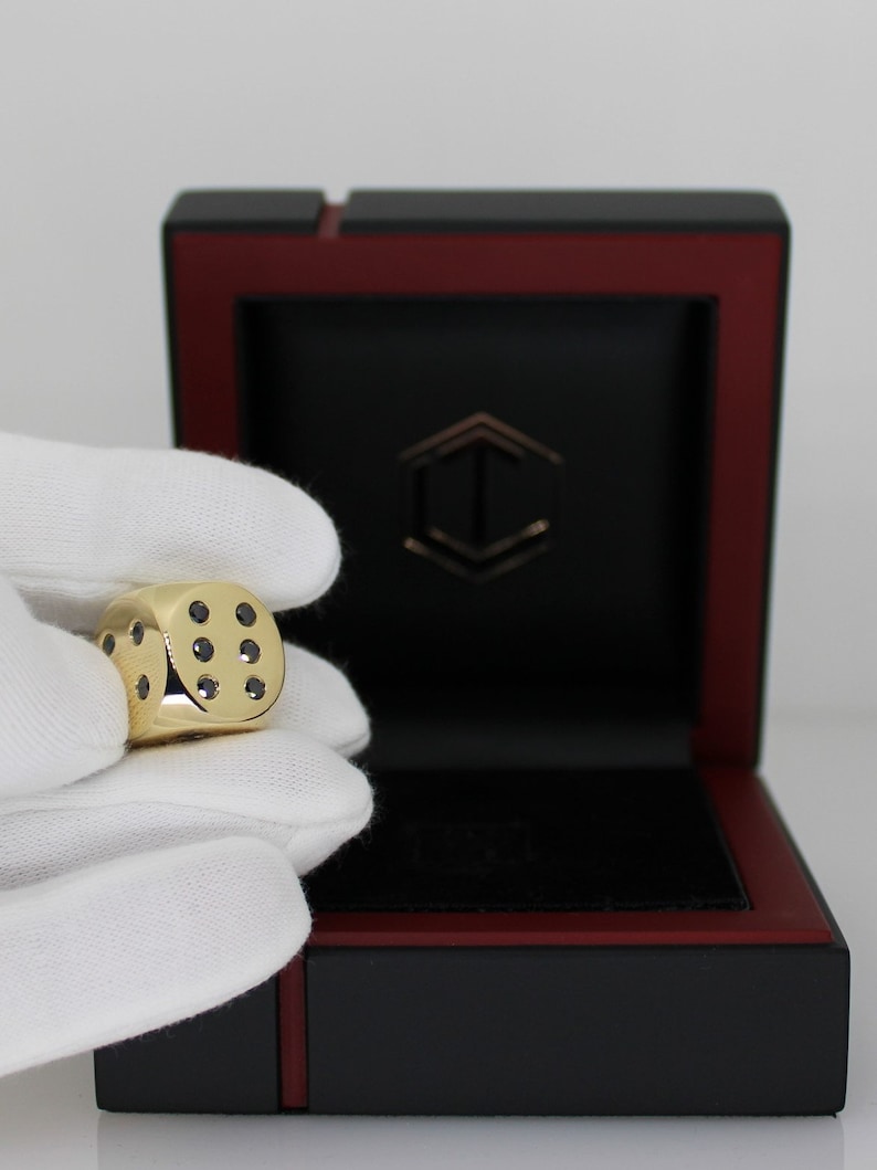 18K Gold Dice with 21 Black Diamonds in 750 Solid Gold and in Hand - Würfel aus 18 Karat Gold mit 21 schwarzen Diamanten, vollmassiv, in der Hand.