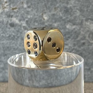 18K Gold Dice with 21 Black Diamonds in 750 Solid Gold on Pillar - Würfel aus 18 Karat Gold mit 21 schwarzen Diamanten, vollmassiv, auf Podest.