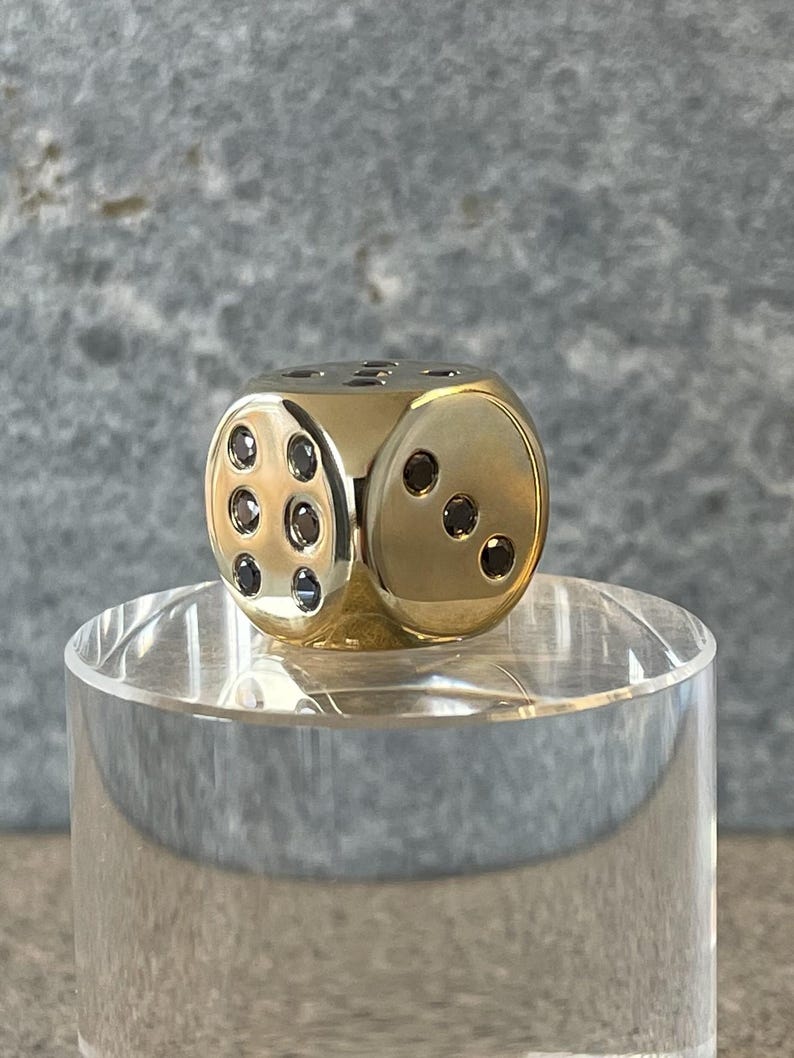 18K Gold Dice with 21 Black Diamonds in 750 Solid Gold on Pillar - Würfel aus 18 Karat Gold mit 21 schwarzen Diamanten, vollmassiv, auf Podest.