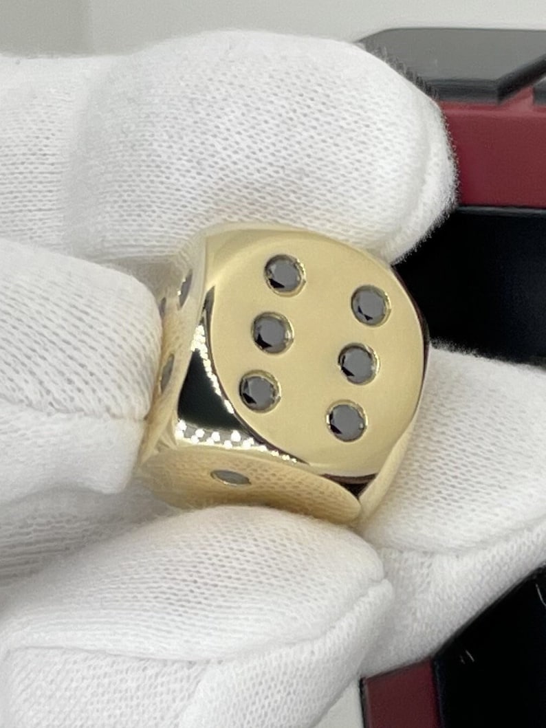 18K Gold Dice with 21 Black Diamonds in 750 Solid Gold and in Hand - Würfel aus 18 Karat Gold mit 21 schwarzen Diamanten, vollmassiv, in der Hand.