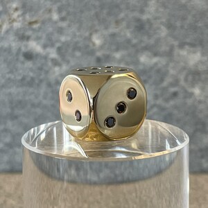 18K Gold Dice with 21 Black Diamonds in 750 Solid Gold on Pillar - Würfel aus 18 Karat Gold mit 21 schwarzen Diamanten, vollmassiv, auf Podest.