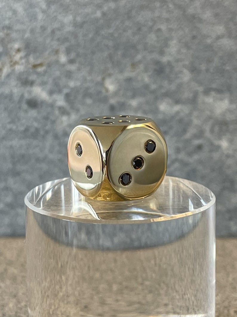 18K Gold Dice with 21 Black Diamonds in 750 Solid Gold on Pillar - Würfel aus 18 Karat Gold mit 21 schwarzen Diamanten, vollmassiv, auf Podest.