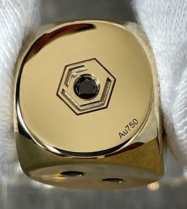 18K Gold Dice with 21 Black Diamonds in 750 Solid Gold and in Hand - Würfel aus 18 Karat Gold mit 21 schwarzen Diamanten, vollmassiv, in der Hand.