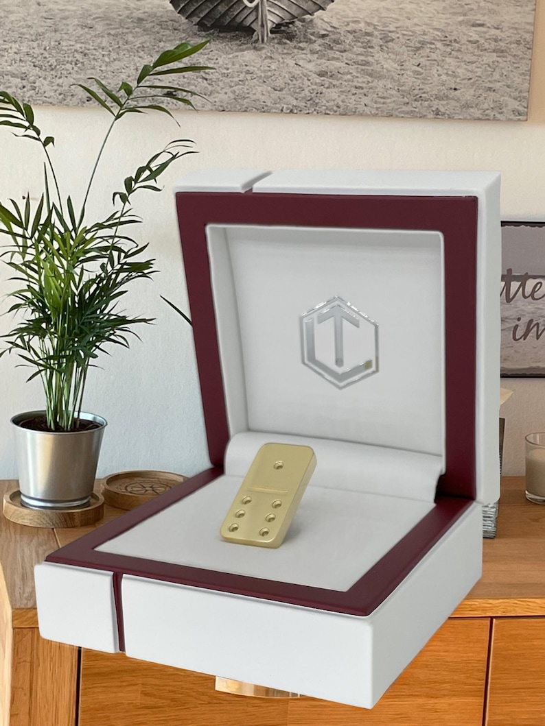 Domino made of 18k gold.