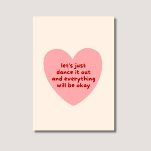 Könnte beinhalten: Eine rechteckige Karte mit hellbeigem Hintergrund zeigt ein rosa Herz. Im Inneren des Herzens steht in roter Schrift: "let's just dance it out and everything will be okay."