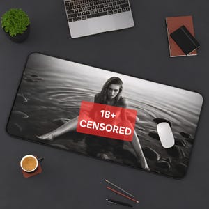 Alfombrilla de escritorio con figura femenina en ondas, arte fino en blanco y negro, retrato sensual dramático, alfombrilla de ratón XL extendida, decoración artística de oficina