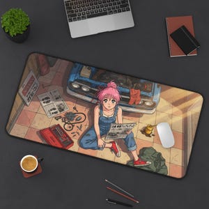 Può includere: Un tappetino da scrivania rettangolare con un'illustrazione in stile anime di una persona con capelli rosa e salopette in denim blu, seduta su un pavimento piastrellato accanto al cofano di un'auto aperto, circondata da attrezzi e giornali.