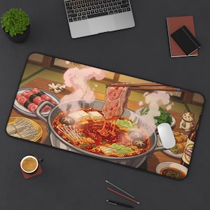 Pode incluir: Um tapete de secretária retangular com uma ilustração vibrante em estilo anime de uma refeição de hot pot a fumegar. A cena mostra uma panela de metal cheia de caldo vermelho picante, cogumelos, tofu e vegetais, com pauzinhos a levantar carne.