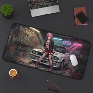 Può includere: Tappetino per mouse rettangolare con un'illustrazione in stile anime di una donna con i capelli rosa che posa su un'auto bianca in un garage. Il garage ha strumenti e il testo "IMPORT AUTO REPAIR". Il tappetino ha il testo "OPEN 24HR TOW".