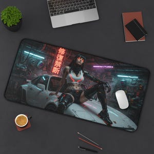 Puede incluir: Alfombrilla de ratón rectangular con una ilustración cyberpunk. La imagen muestra a una mujer con mejoras cibernéticas, sentada en un coche blanco. La alfombrilla tiene un borde negro y texto japonés.