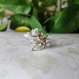 Anillo de cóctel ajustable con hoja en tono plateado vintage, pieza llamativa UPCYCLED RECYCLED