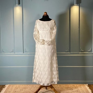 Robe mariée ancienne, taille empire, 1820's,dentelles beiges, dos traîne. Idéale mariage vintage, champêtre, Bridgerton, rétro, mariage 2024