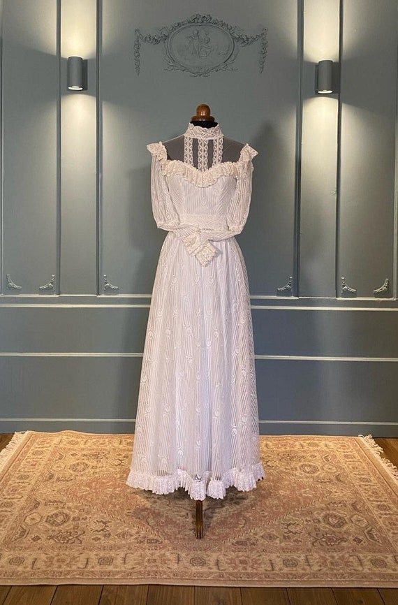 Authentique robe de mariée, manches longues, style