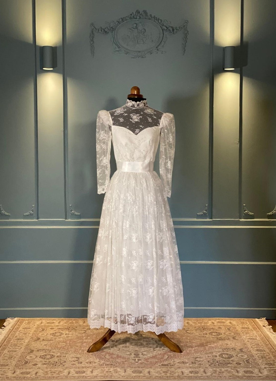 Vraie robe de mariée ancienne, manches longues, col montant