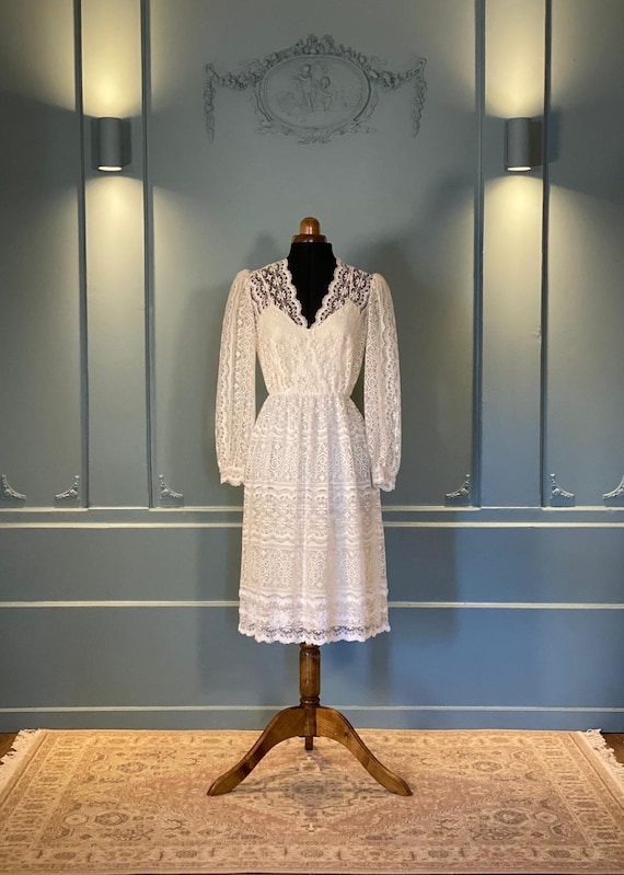Antique Wedding Dress, Cream Lace, Folk and Boho Style. Ideal for Vintage, Country, Guinguette, Simple, Beach, Civil, Town Hall Weddings